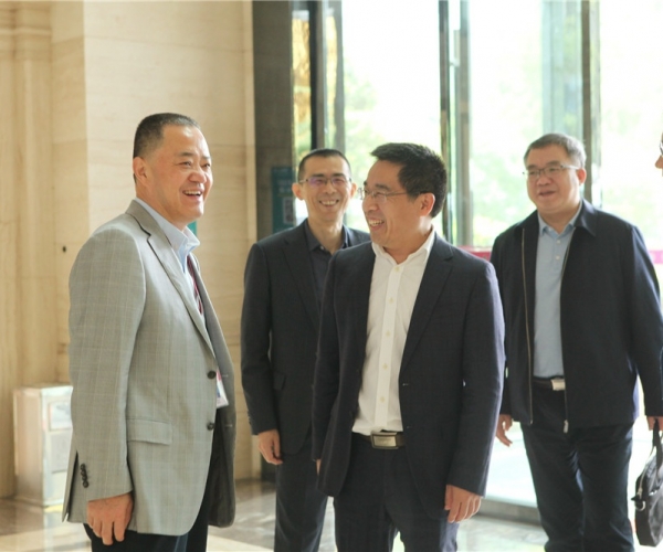 商務(wù)部國(guó)家繭絲綢協(xié)調(diào)辦公室副司長(zhǎng)陳平，河池市委常委、副市長(zhǎng)杜際鵬蒞臨調(diào)研指導(dǎo)