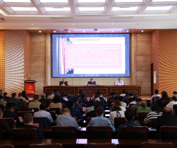 穩(wěn)扎穩(wěn)打，持續(xù)開(kāi)拓奮進(jìn)； 思路創(chuàng)新，力求優(yōu)質(zhì)發(fā)展